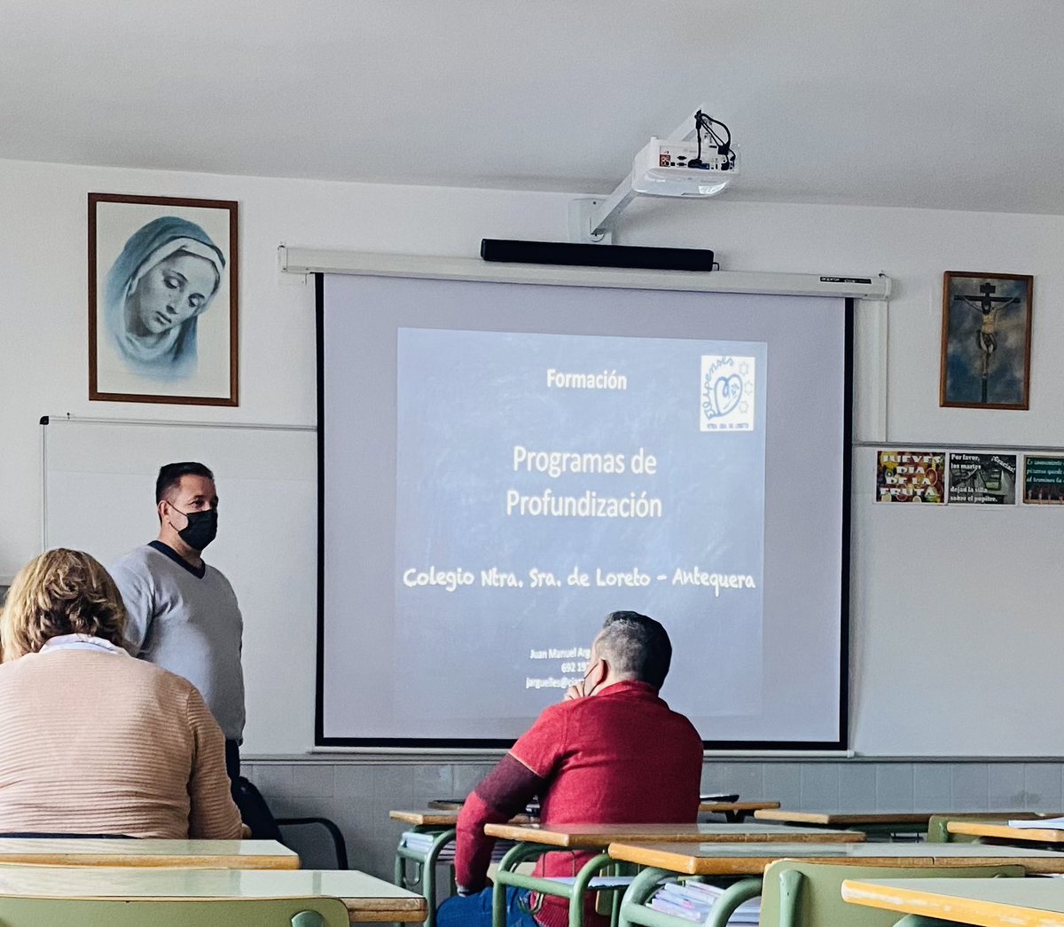 LoretoAntequera's tweet photo. Con el objetivo de seguir dando respuesta a las demandas del alumnado NEAE (Altas Capacidades), hoy, gran parte del equipo docente del centro ha comenzado una formación en “Implantación de Programas de Profundización”. https://t.co/E8cqqdHfZN