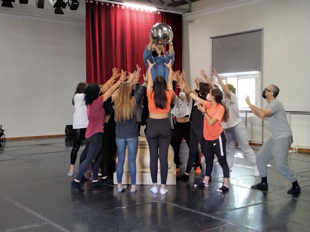 iesmcatalanzgz's tweet photo. Los alumnos y alumnas de Artes Escénicas y Danza de nuestro instituto han disfrutado del taller "Danza en acción" con el equipo TECAD. @InnovaEducAr @HeraldoEscolar @dgafprofesorado #ConéCtATe https://t.co/nYmqgqVPnc