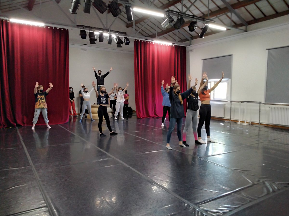 iesmcatalanzgz's tweet photo. Los alumnos y alumnas de Artes Escénicas y Danza de nuestro instituto han disfrutado del taller "Danza en acción" con el equipo TECAD. @InnovaEducAr @HeraldoEscolar @dgafprofesorado #ConéCtATe https://t.co/nYmqgqVPnc