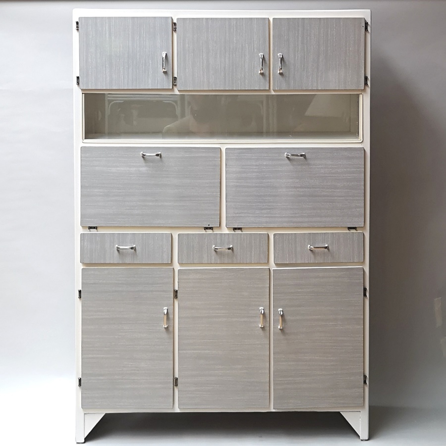 Merkausado's tweet photo. Un mueble de cocina años 60, restaurado, con todas sus piezas, bisagras y tiradores originales, es un mueble con un encanto y estilo propio para adaptarlo a decoraciones alegres y con personalidad💯🥰
☎ 954999506 y whatsApp al 618341720
 #transformarmuebles #decoracionvintage https://t.co/HFSRQWTMw6