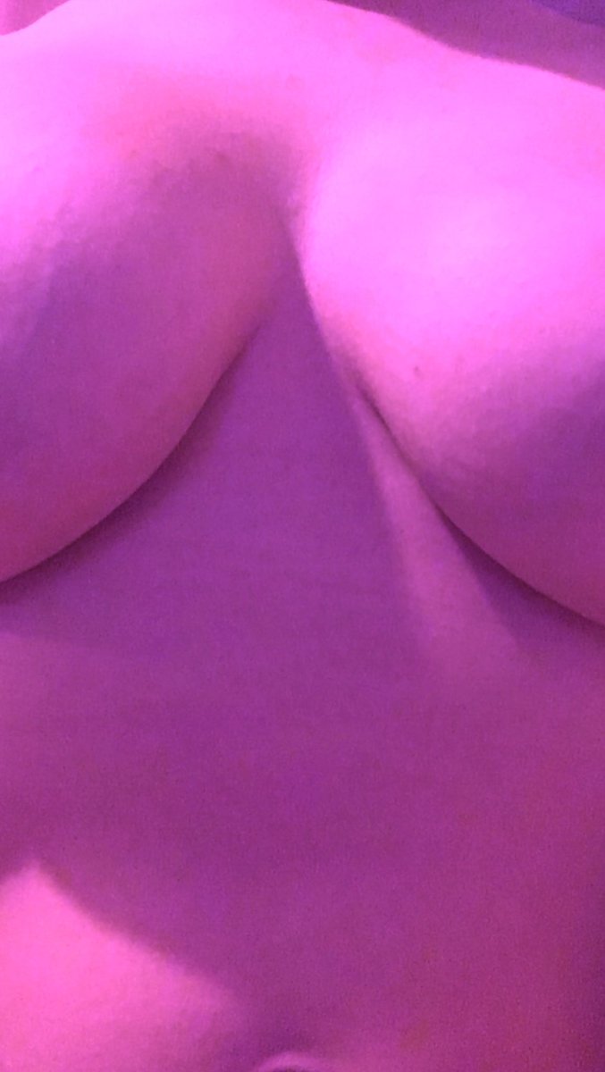 ElenaSUCHT's tweet photo. wer hat bock auf meine Brüste liked und retweetet 😘 https://t.co/4pzVXVwmQ7