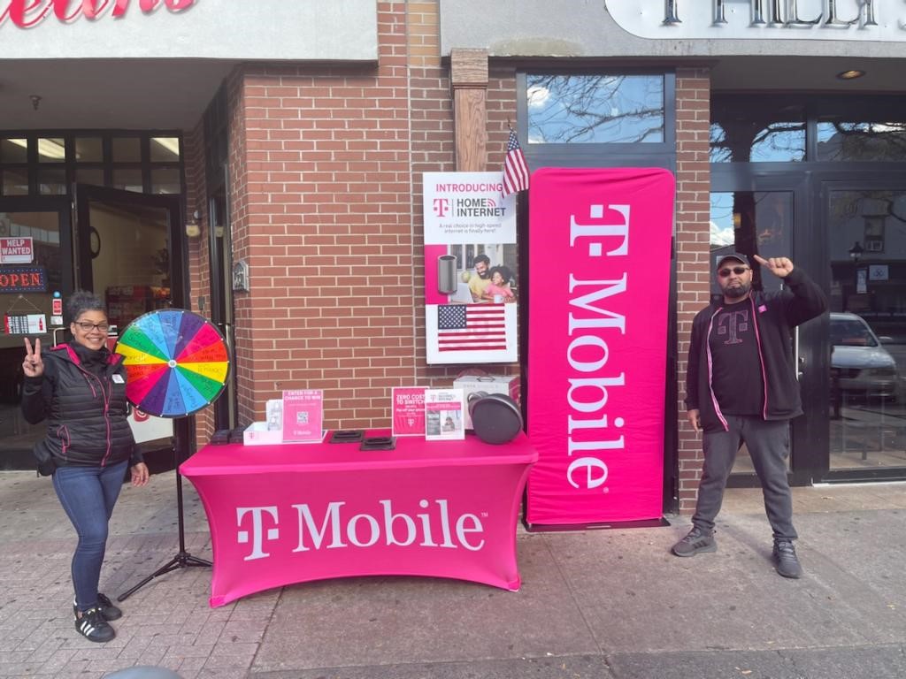 PhillyJanis's tweet photo. Happy #NationalSandwichDay! @TMobile is celebrating with Philly Steaks in Stroudsburg. We're buying until 8 PM! Come see us! #SMRA #TMOgoeslocal @JonFreier @MikeBelcher4 @Josh_M_Curry @jasonjonesmi @peteblast @joegiannone1018 @jorge_molina23 https://t.co/rVn0c7CVuh