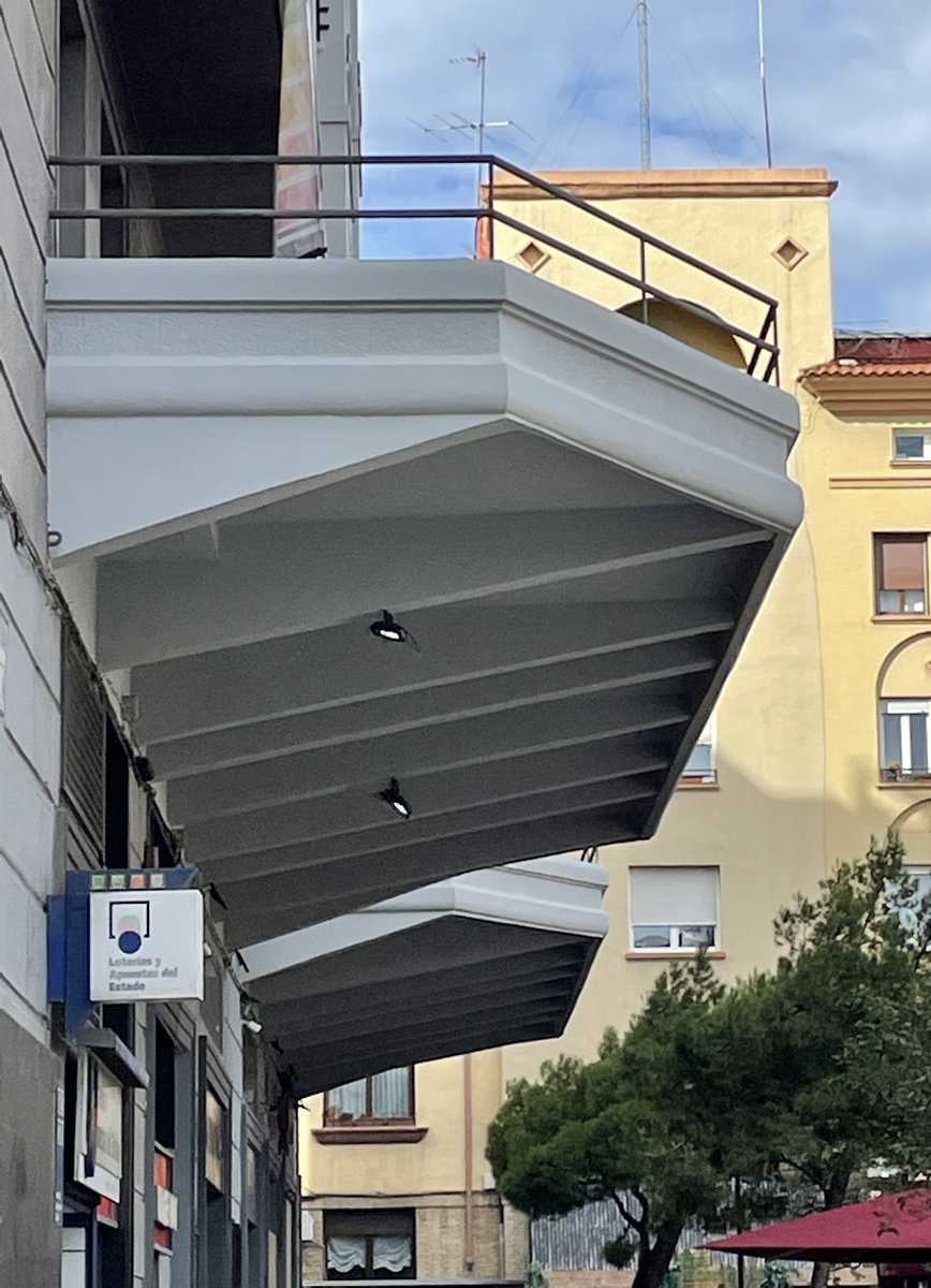 DelsoVictor's tweet photo. Estos meses se han estado reparando las fachadas de una de las grandes promociones de la posguerra zaragozana. Referente arquitectónico en la nueva tipología de viviendas adscritas al criterio funcionalista de 1940. Intervención realizada con productos #Sika #MonoTop @SikaSpain https://t.co/0OfF84sAbR