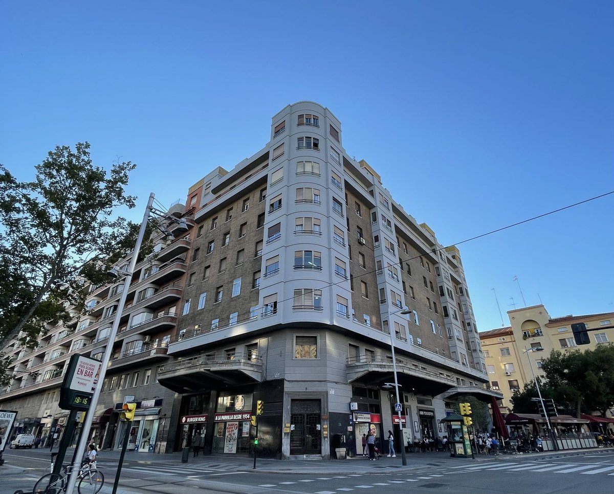 DelsoVictor's tweet photo. Estos meses se han estado reparando las fachadas de una de las grandes promociones de la posguerra zaragozana. Referente arquitectónico en la nueva tipología de viviendas adscritas al criterio funcionalista de 1940. Intervención realizada con productos #Sika #MonoTop @SikaSpain https://t.co/0OfF84sAbR