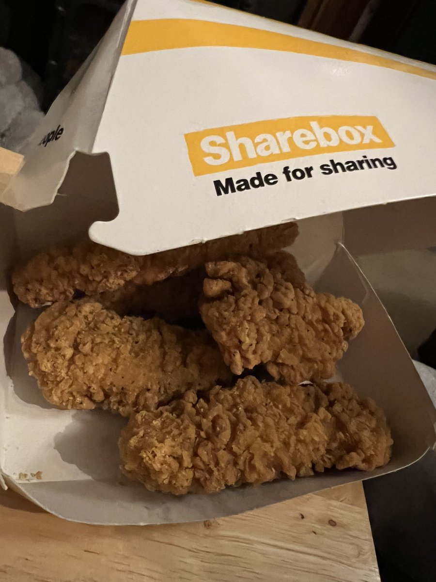 LGates_Official's tweet photo. @McDonaldsUK nice joke here! Chicken selects in a cheese melt box for a vegetarian family member…! 🧀 still also waiting for DM replies but another example of no QC!! https://t.co/8RU8fekiit