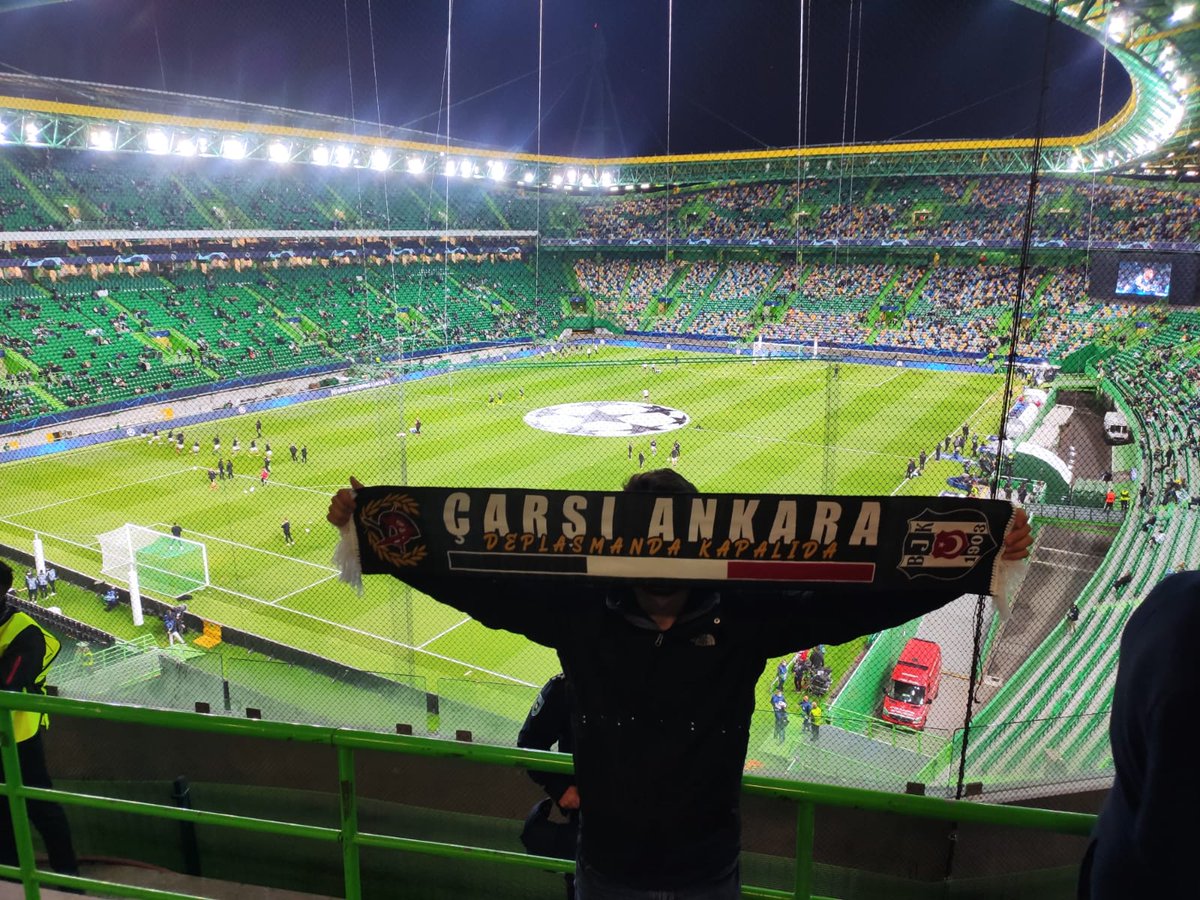 Her zaman, Her Yerde 
Lizbon'da Brugge'de

Kral Biziz Bu Alemde !