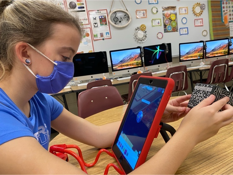 porter_elem's tweet photo. STREAM students at Porter Elementary use the Merge Cube to observe and analyze planets and space equipment! #JCSTREAM #Eagle4Life https://t.co/IM7wd8Y9ia