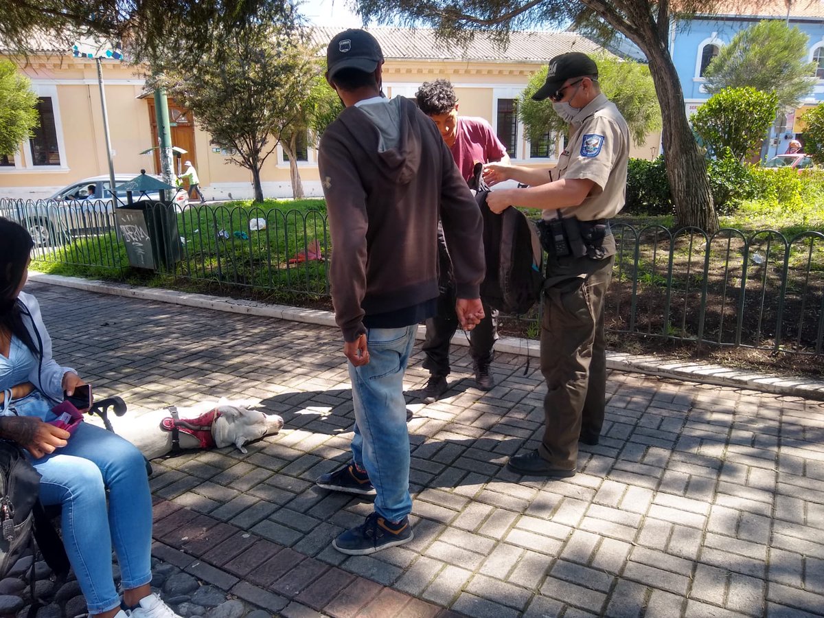 PoliciaEcuador's tweet photo. 🚔👮👉Con la finalidad de mitigar el cometimiento de delitos, intensificamos operativos de control a través de registros a personas en actitud inusual y retiro de libadores, en Tumbaco, Quitumbe, Calderón y La Delicia #DMQ.

#FeriadoSeguro
#PlanRescateEcuador https://t.co/fpt9AmOKcK