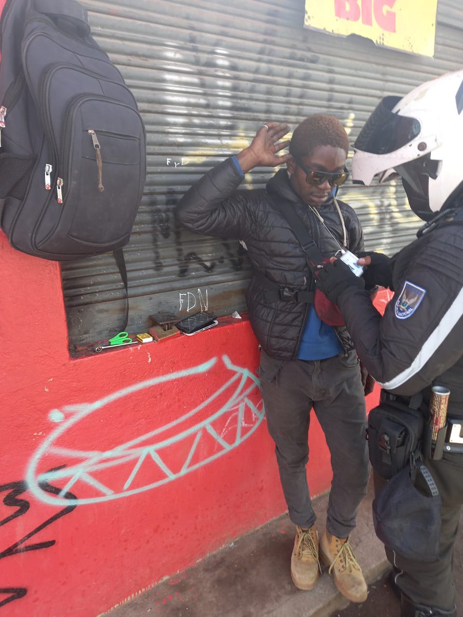 PoliciaEcuador's tweet photo. 🚔👮👉Con la finalidad de mitigar el cometimiento de delitos, intensificamos operativos de control a través de registros a personas en actitud inusual y retiro de libadores, en Tumbaco, Quitumbe, Calderón y La Delicia #DMQ.

#FeriadoSeguro
#PlanRescateEcuador https://t.co/fpt9AmOKcK