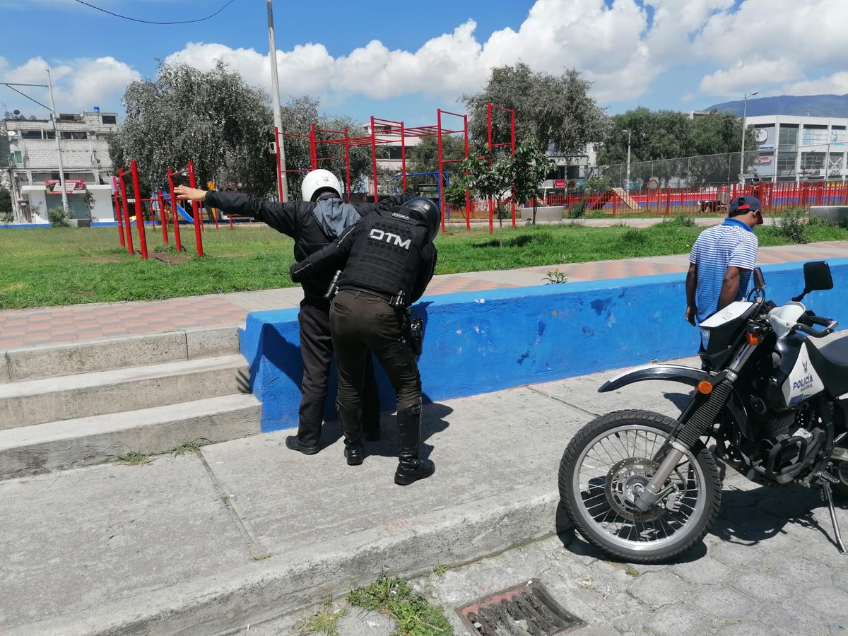 PoliciaEcuador's tweet photo. 🚔👮👉Con la finalidad de mitigar el cometimiento de delitos, intensificamos operativos de control a través de registros a personas en actitud inusual y retiro de libadores, en Tumbaco, Quitumbe, Calderón y La Delicia #DMQ.

#FeriadoSeguro
#PlanRescateEcuador https://t.co/fpt9AmOKcK