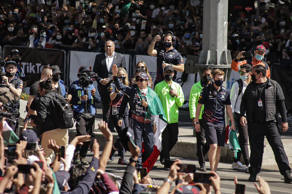 Forbes_Mexico's tweet photo. ¡Orgullo mexicano! 🇲🇽 Sergio “Checo” Pérez está en casa. Así se vivió el #RedBullShowRunCDMX

📸: @Raul_Mtz_17 y @AndreaGama20 https://t.co/5UHRyw4m46