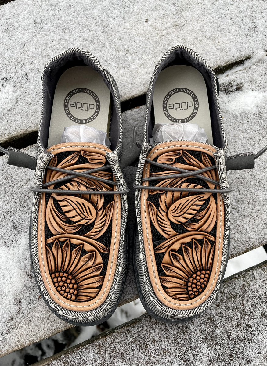Emilee_Clark8's tweet photo. Perfect for NFR or Christmas!! On sale for $195 with free shipping! Women’s size 7 https://t.co/j0DUWyfLL2