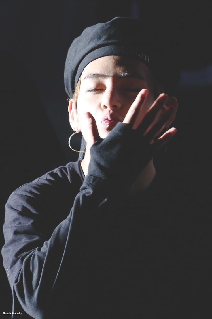 Annalovesseven's tweet photo. No I’m not crying, you? 🥺💋 #TAEHYUNG #taetae  #태태 @BTS_twt https://t.co/SaEnVZpMYC