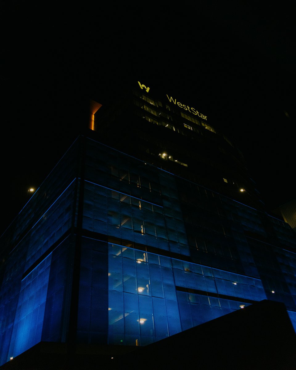eplocomotivefc's tweet photo. Our city lit up for us 💙💛

#Track2Trophy #VamosLocos #VamosElPaso https://t.co/XDoGqlHNzT
