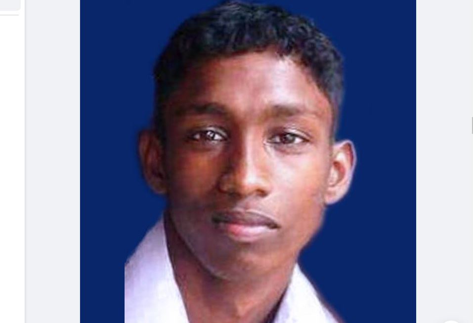 Balantholar's tweet image. அரசியல் கைதிகளின் விடுதலைக்காக 26.11.2015 யன்று ரயில் முன் பாய்ந்து தற்கொலை செய்த மாணவன் செந்தூரன் 
தம்பி செந்தூரா!
எங்களை மன்னித்துவிடு!
எமது தலைவர்கள் அரசியல் கைதிகளையும் மறந்து விட்டார்கள்
அதற்காக உயிர் விட்ட உன்னையும் மறந்து விட்டார்கள்.