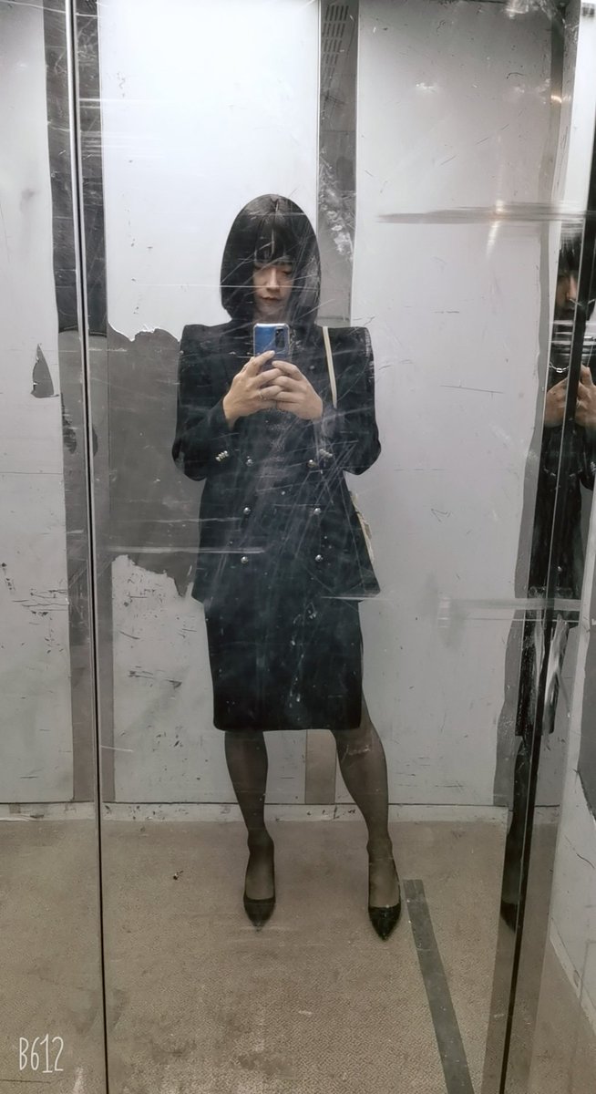 听说了吗？顶楼新搬来了一个姑娘，总是半夜花枝招展的出门。恐怕不是什么正经人吧？