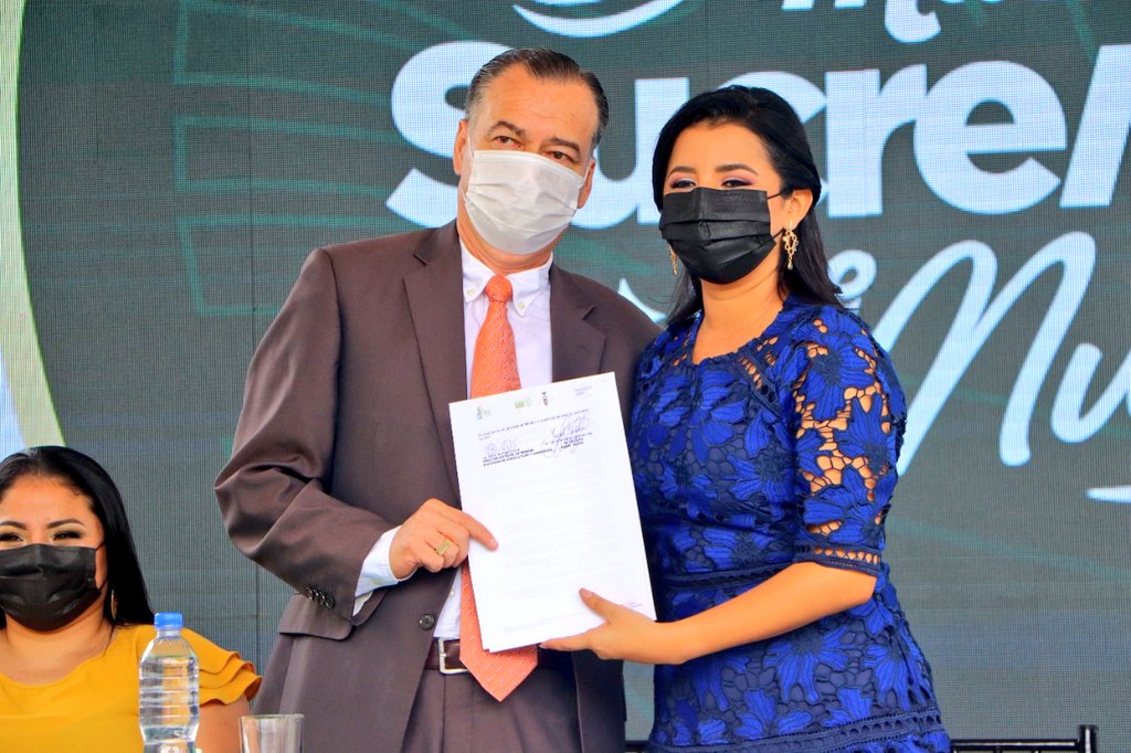 Hoy en la sesión solemne por la conmemoración de los 146 años de cantonización de #Sucre, suscribimos un convenio de cooperación interinstitucional con el <a href="/GadSucre/">Municipio del Cantón Sucre</a> representado por la Alcaldesa <a href="/IngridZambranoZ/">Ingrid Zambrano - ALCALDESA DE SUCRE</a>, para legalización de predios rurales a productores agropecuarios