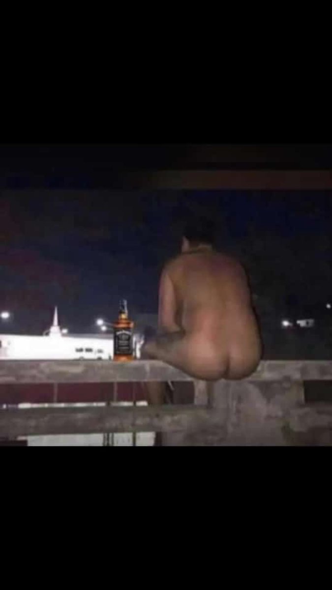 BenevolentCzar's tweet photo. Me while listening to AFRO JIGGA 🌚
#unclad https://t.co/PtDIvogUVP