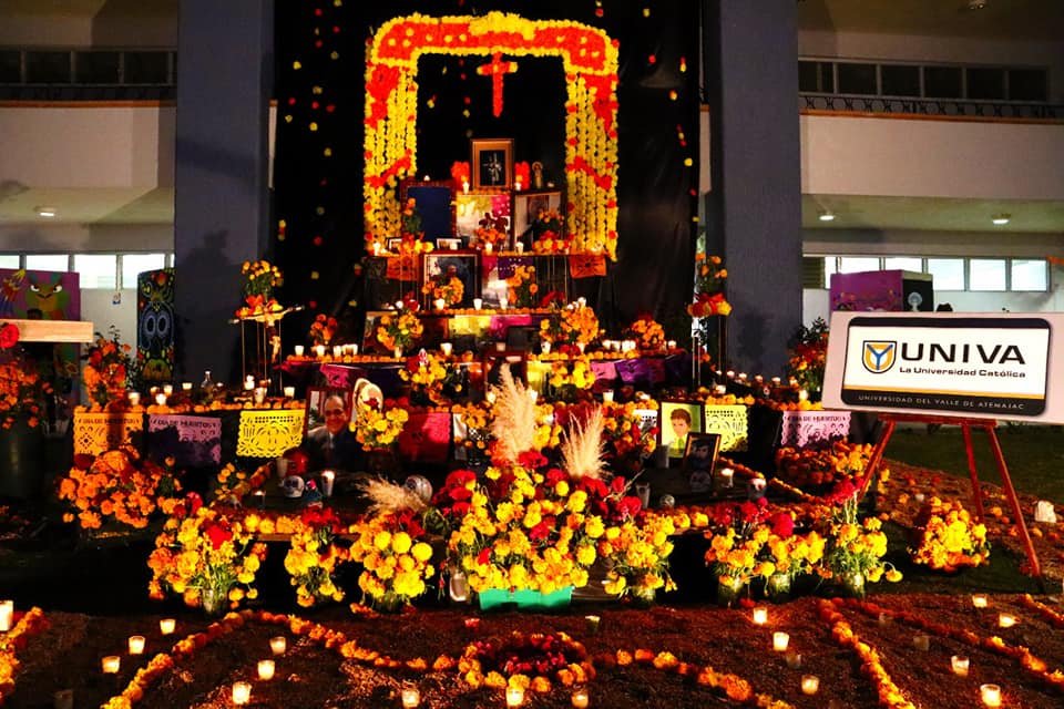 LuisDesingMx's tweet photo. GRACIAS a la Universidad Univa Lagos #UNIVALagos por invitarnos a #TuristeandoXLagos a celebrar su "1er Noche de Leyendas" acompañados del colectivo "Turisteando por Lagos" en #LagosdeMoreno #pueblomagico
Felicidades al plante, alumnos, docentes, administrativos involucrados https://t.co/RV0WBQmhj6