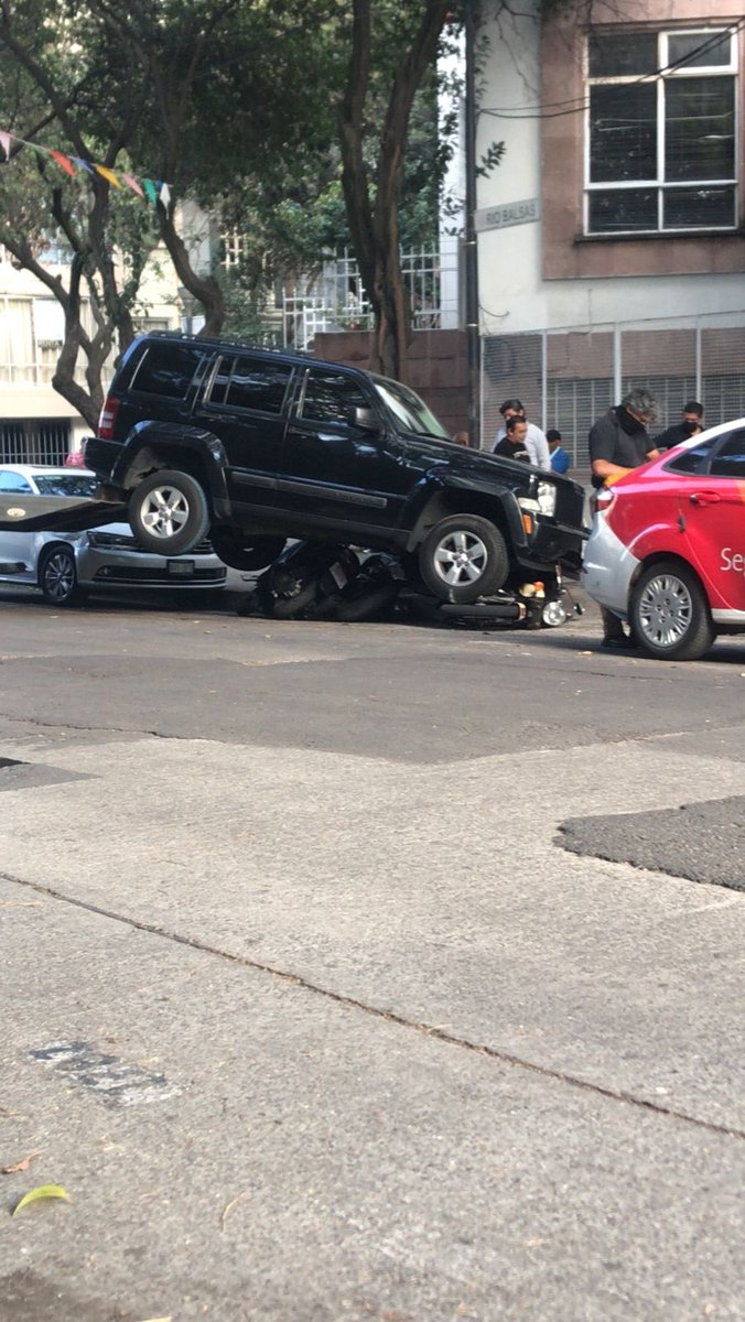 Calculemos la velocidad a la que iba el Mazda que empujó a esta camioneta para saliera volando encima de 1, 2 y 3 motocicletas 🏍 .
Todo ocurrió en calles locales de la Col. Cuauhtemoc…