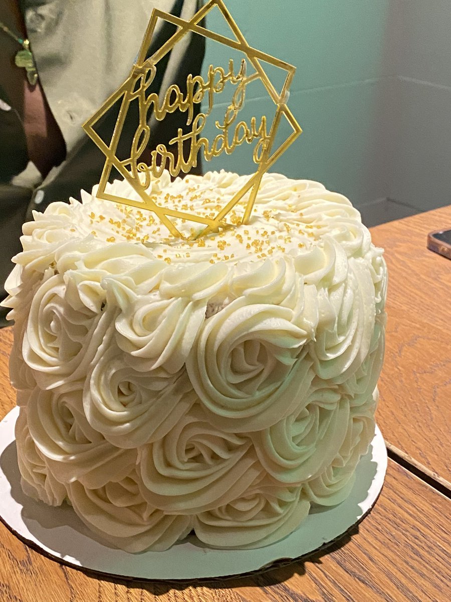 slim_jimmmy's tweet photo. Props to @sugarwaterbake for this beautiful cake 😍😋 https://t.co/whcffEZT8v