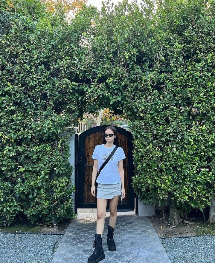 BPInfobrazil's tweet photo. [IG] - Atualização de @.jennierubyjane (JENNIE) em seu Instagram. (2)

"🌴"

🔗 https://t.co/A812COsWUl

@BLACKPINK #JENNIE https://t.co/jaECwQcihu