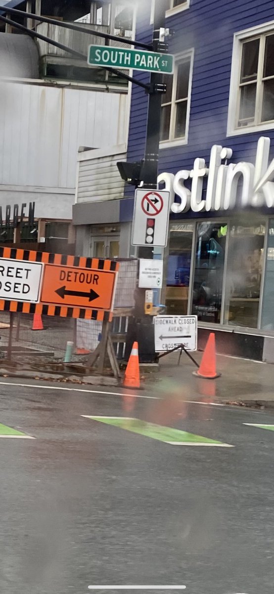 Kraveburger's tweet photo. @WayeMason @SpringGardenRd @hfxgov @MikeSavageHFX I’m sorry Waye, you’re defending this construction project like the construction team is paying you not the tax payers. Have a look at this signage mess and logically think: “what would someone do when they encounter this?” 
When you think about that feel free to email to discuss https://t.co/EDMX8mPcmT