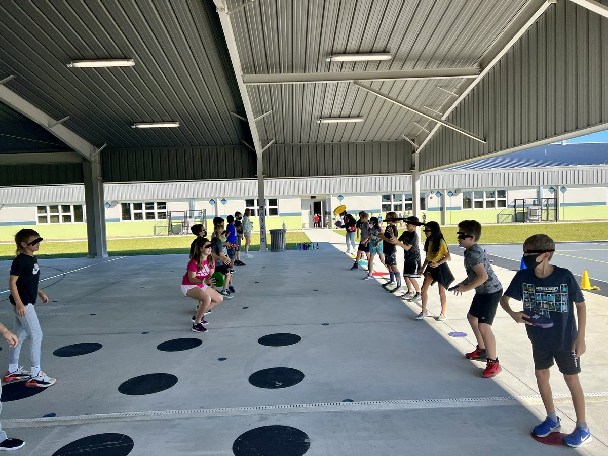 dingus_sarah's tweet photo. Frisbee Skills 🥏 

Thanks @OPENPhysEd for awesome lead up frisbee games!

*One partner is stationary.
*Must complete 5 successful passes (no drops)
*When 5 passes are achieved, one partner takes a step back!

#physed #frisbee #partnerpractice #GoTheDistance https://t.co/A0DxVUmCMu