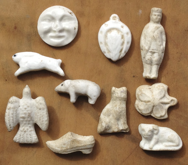Charms hidden in food have a long tradition of casting roles &amp; divination. Before 20thC Christmas pudding charms, beautiful French ceramic charms like these were baked in Twelfth Night cake

(Fevres courtesy Ivan Day) #food #FolkloreThursday