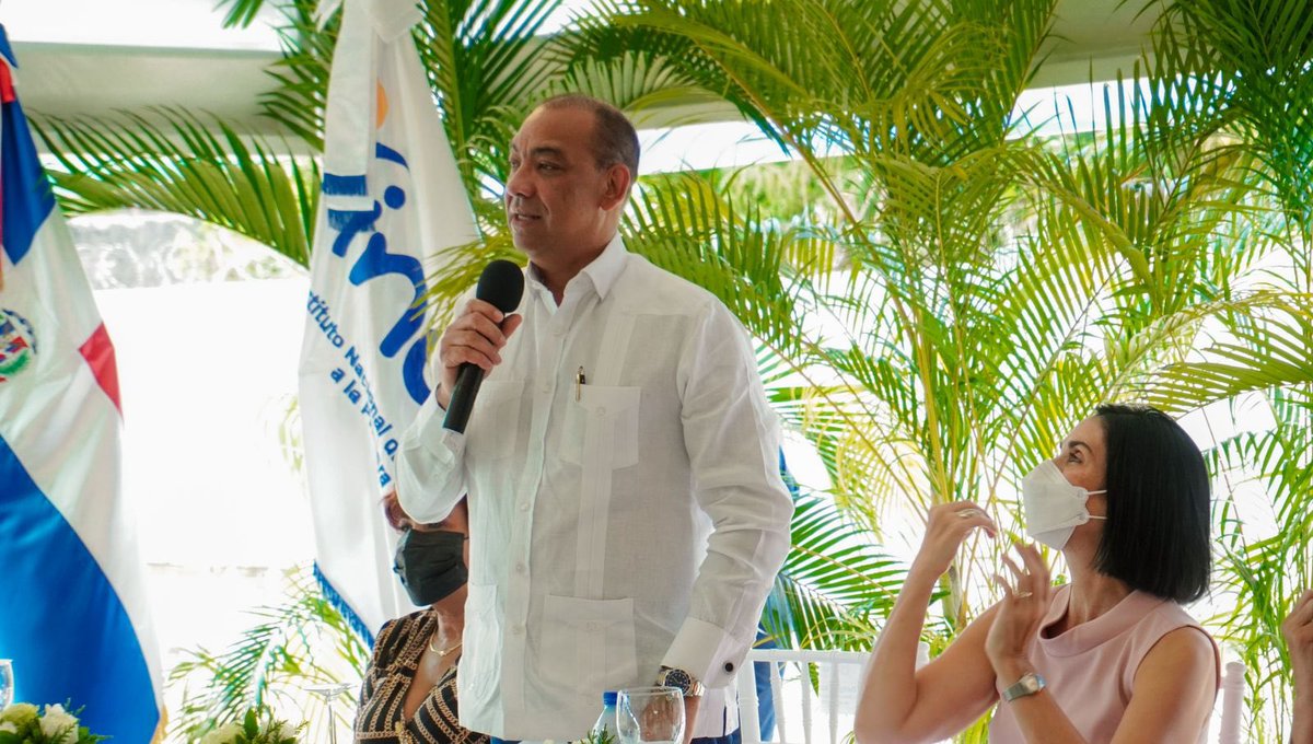 DeligneAB's tweet photo. Hoy en compañía de la primera dama de la República @raquelarbaje inauguramos el Centro de Atención Integral a la Primera Infancia (CAIPI) en el Distrito Municipal La Caleta en Boca Chica. https://t.co/kd2STPaLge