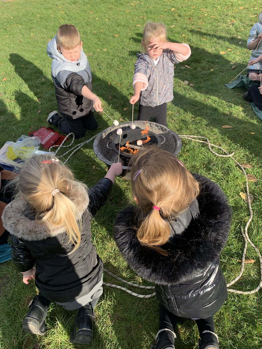 MrsSwanBX's tweet photo. This afternoon we had our first P1S fire π₯We learned how to keep ourselves safe and enjoyed toasting our marshmallows π Thank you @beanxnursery and @BPSMissHowland for your help #BPSBackToNature https://t.co/Rkhu6MlFcq