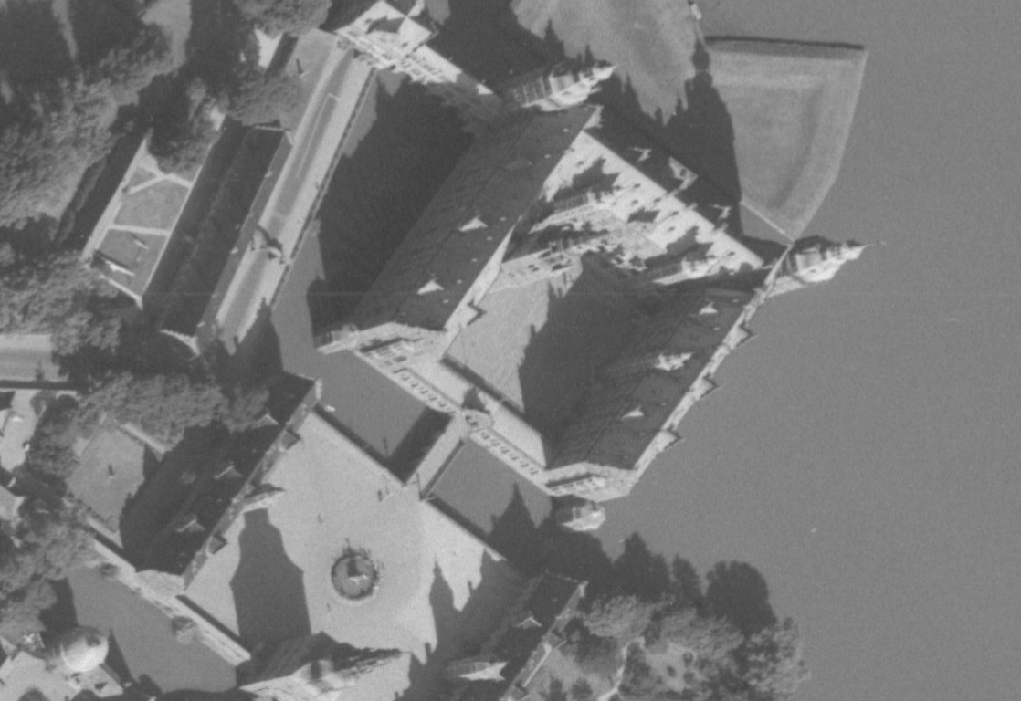 neogeografen's tweet image. Zoom 100 % (11000x12000px) af et sommerfoto 1958 taget 7/9 kl. 10:27 af Frederiksborg Slot (udsnit her) - kigger på Historiske Kort fra @dataforsyningen  historiskekort.dk