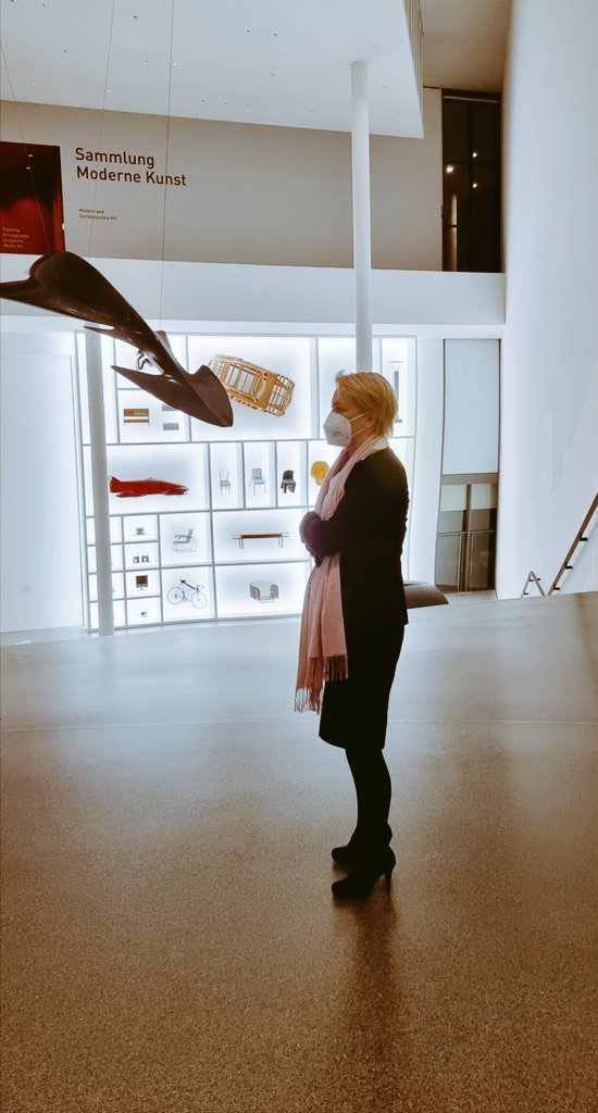 Obdachlosigkeit ist bis heute eng gekoppelt mit Scham, Schweigen und Unsichtbarkeit. In der Pinakothek der Moderne in #München öffnet heute die Ausstellung 
"Who's Next? Obdachlosigkeit, Architektur und die Stadt"
architekturmuseum.de/ausstellungen/… 
#WhosNext