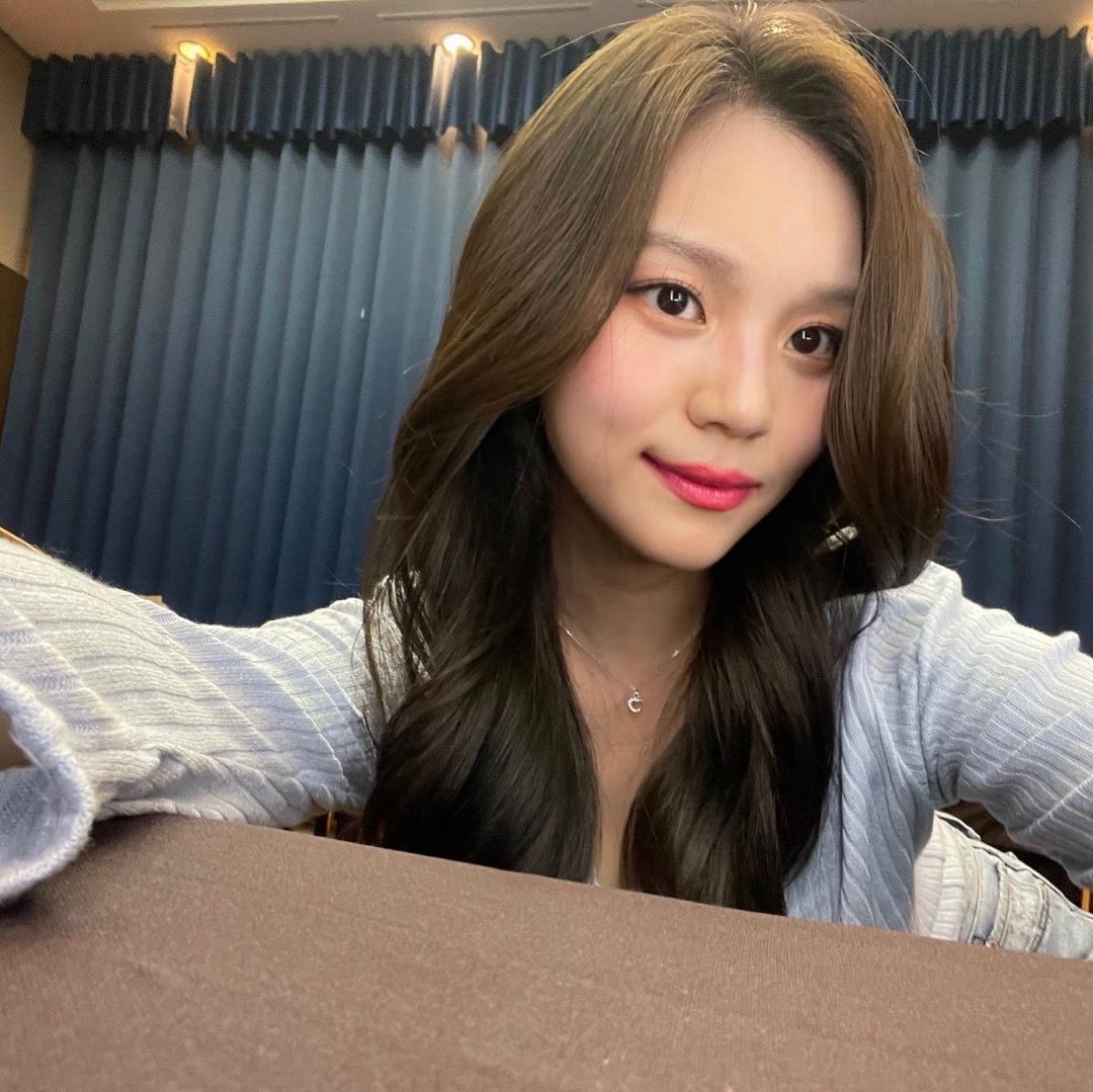 urbrisour's tweet photo. ¿Creyeron que nunca íbamos a salir de la cueva? Están equivocados, más aún cuando #HKZ𝗠𝗜𝗥𝗢𝗛 fue lo único que mi reproductor conoció en este último mes. Quitando las chacharas, estoy lista para el exitoso #HELLUVA𝗞𝗜𝗗𝗦DB.

⋆ﾟ𝐛lue 𝑝𝑟𝑖𝑛𝑐𝖾𝗌𝗌 ⊹ #𝔽𝖫𝖤𝖴𝖱 https://t.co/cnP7YDhg42