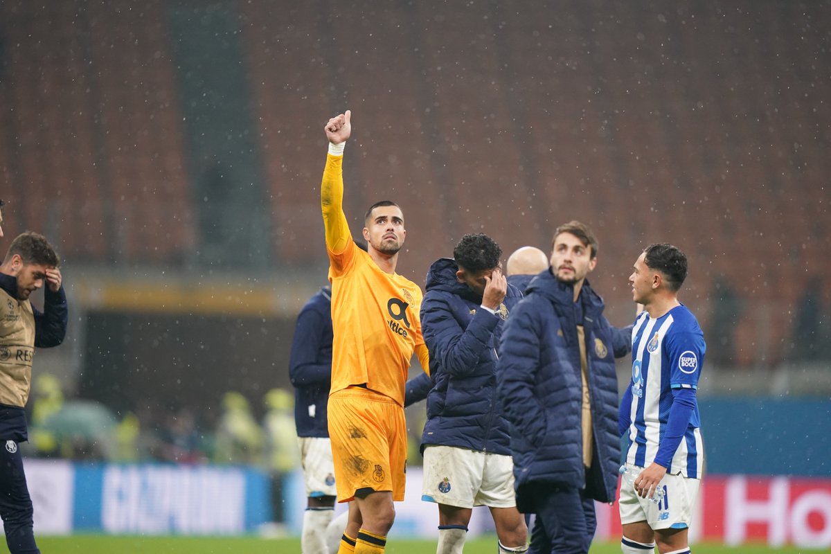 FCPorto's tweet photo. 🔊Em qualquer lado, em qualquer estádio, só 𝗽𝗮𝗿𝗮 𝘁𝗲 𝘃𝗲𝗿 💙
Obrigado, Dragões 🐉🐉

#FCPorto #ACMFCP #UCL https://t.co/pEenKTf9z7