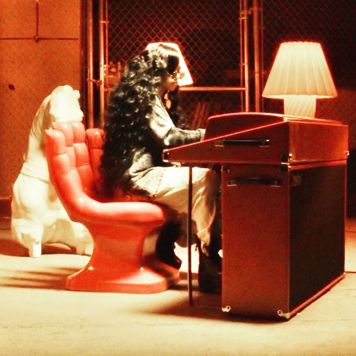 RhodesStory's tweet photo. HER album artwork photoshoot with the red sparkle Rhodes suitcase electric piano from Women Rock Rhodes 2 🎹💋♥️

#HER #MusicArtist #AlbumArt #AlbumArtwotk #Photoshoot #PhotoOfTheDay #RedVelvet #Red #sparkle #Rhodes #WomenRockRhodes #part2 #Apple #RhodesPiano #WCW https://t.co/9mxnk655Cx