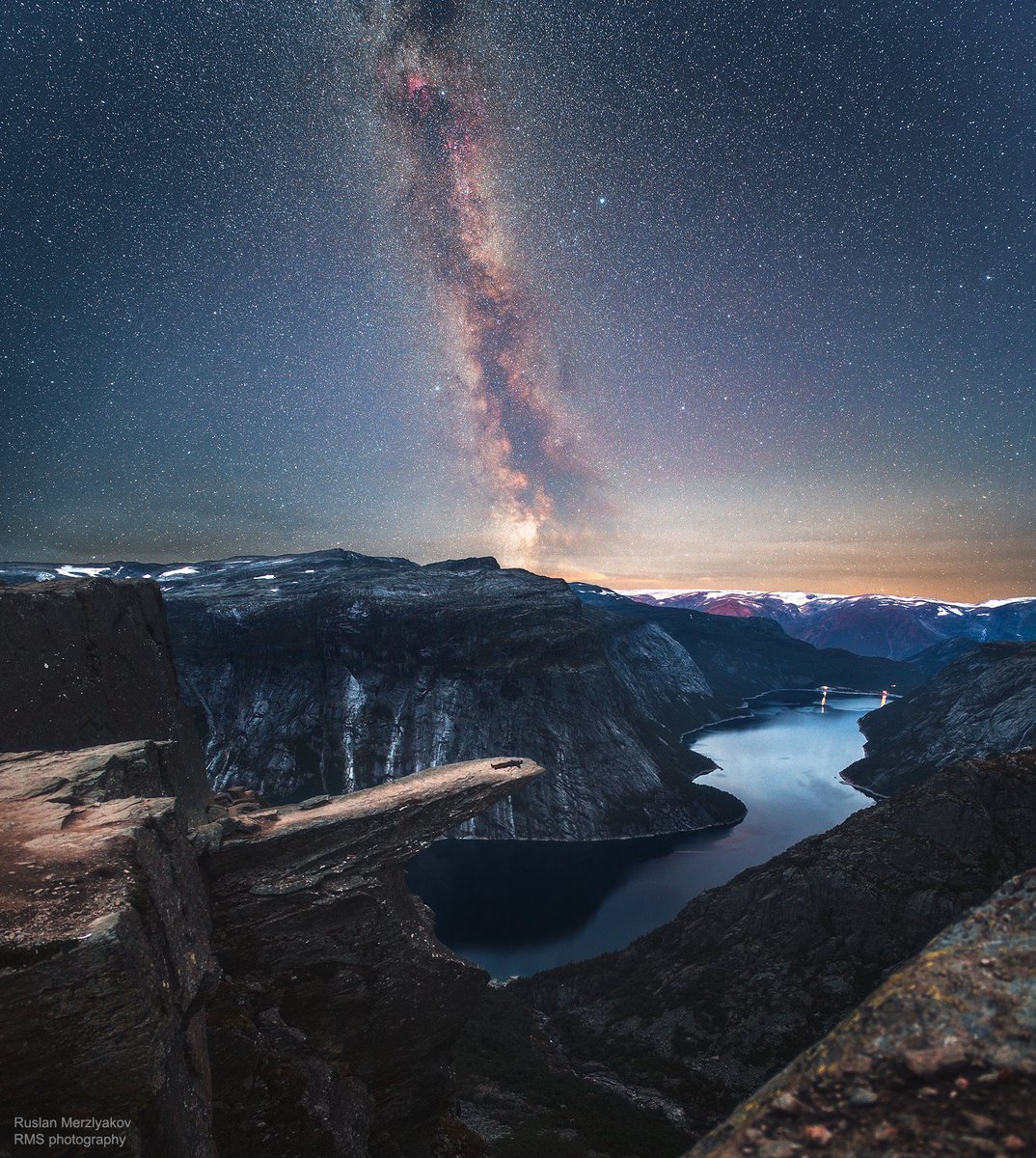 SpaceScience_'s tweet image. La voie Lactée, notre bras galactique au dessus du Trolltunga, en Norvège 🇳🇴