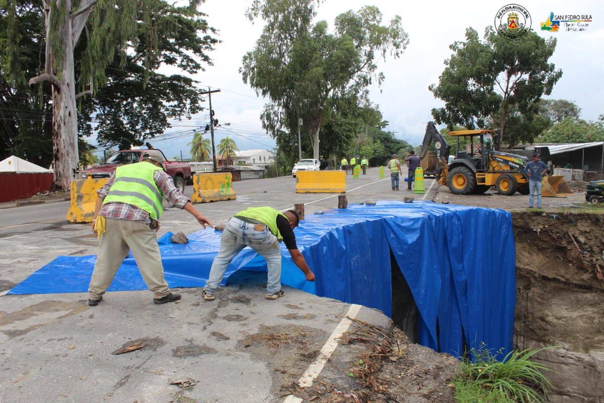 MuniSPS0501's tweet photo. Nuestro alcalde @armandocalisps inspeccionó los trabajos de limpieza que se realizan en Bordo Río Blanco, altura intersección con Avenida Júnior, donde las lluvias provocaron daños en tuberías y socavamiento.

Por precaución⚠️⛔ la vía estará cerrada por 2 semanas.🚧
#SPSPreviene https://t.co/aYAniV3ZLa
