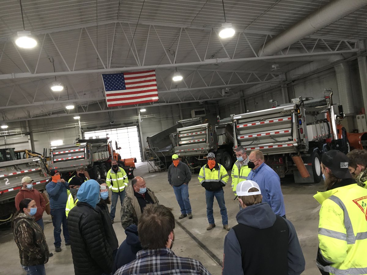 mndotsoutheast's tweet photo. Thank you @RiverlandCC Truck Driving students for visiting our #AustinMN Truck Station to learn about the equipment, visit with MnDOT maintenance crews and learn about careers at MnDOT. #mowercounty https://t.co/5O3jeTUEKt