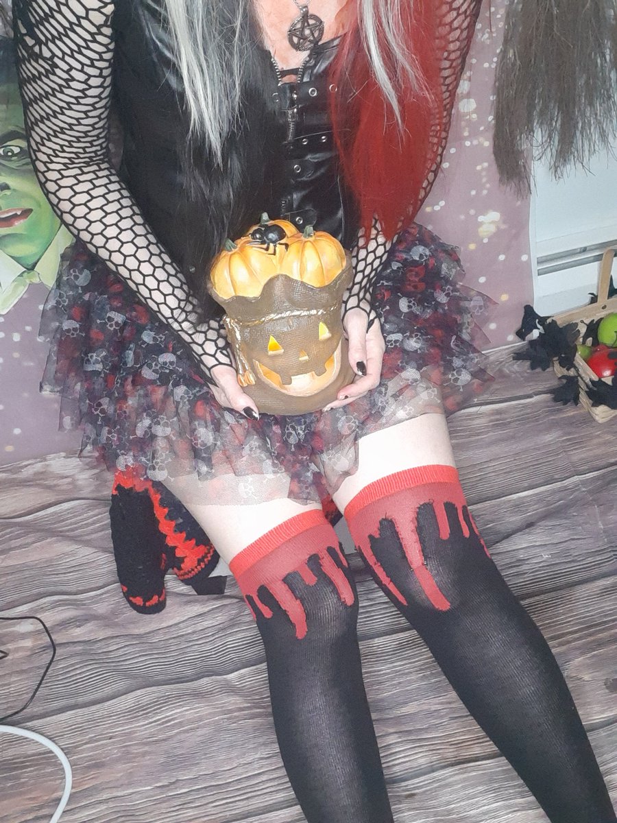 MissMortesin's tweet photo. Thanks for the recent activity on my pages feel free to message me anytime too! Love talking/meeting new Asmr peeps! 🖤🧡 #halloween2021 #halloweenrecap #halloweenlook #evilelf #elfgirl #elflook #spookygirl #ASMR #twilightdollasmr https://t.co/LzRMLg8bIT