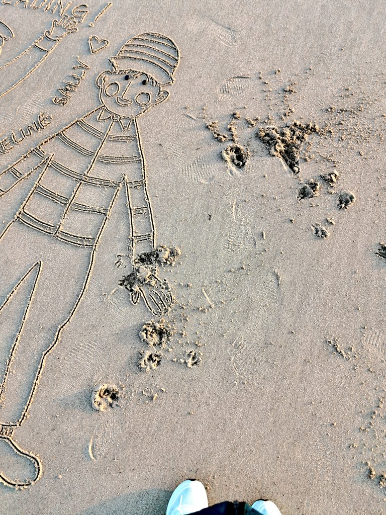 DigiDaughter's tweet photo. Big beach, small dog πΎ
Keep Reading π #RogerRedHat #BillyBlueHat #sheilakmccullagh #ferelitheccleswilliams #onetwothreeandaway #books
π #StaySafe #sanddrawing #beachart #Lockdown2021 #morale #VitaminSea #Lockdown2020 #comics #cartoons βοΈ #SandBanksy #shorelinesally No.1232-3 https://t.co/qHugN1JRHt