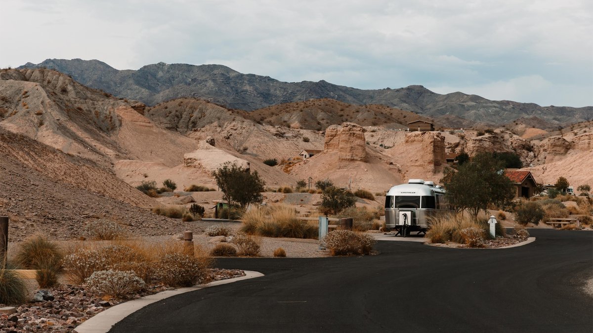 Airstream_Inc's tweet photo. Eric Bricker's #Airstream journey wouldn't have been complete without a stop to visit Dale “Pee Wee” Schwamborn — a central historical advisor for @AluminationMov and the son of the legendary Helen Byam Schwamborn. 🎥 

Read Eric's latest road trip recap: 
https://t.co/duxB50ZTz5 https://t.co/QuJxwXbFk4
