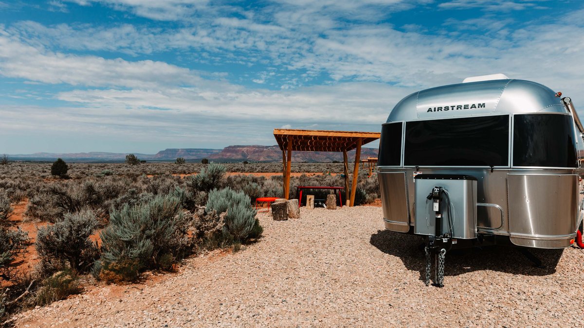 Airstream_Inc's tweet photo. Eric Bricker's #Airstream journey wouldn't have been complete without a stop to visit Dale “Pee Wee” Schwamborn — a central historical advisor for @AluminationMov and the son of the legendary Helen Byam Schwamborn. 🎥 

Read Eric's latest road trip recap: 
https://t.co/duxB50ZTz5 https://t.co/QuJxwXbFk4