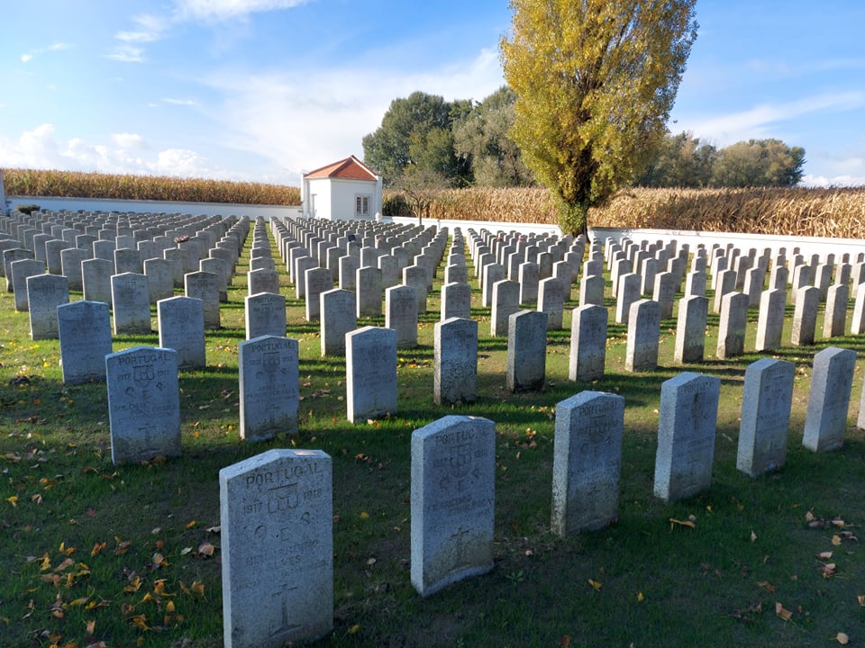 SimonBatten3's tweet photo. Four different approaches to remembrance on today's tour of 1915 battlefields: Richebourg's Portuguese National Cemetery, the sombre German cemetery at Laventie, the magnificent Indian Memorial at Neuve Chapelle and the Royal Irish Rifles Graveyard, Laventie. https://t.co/DQhIDFOpEz