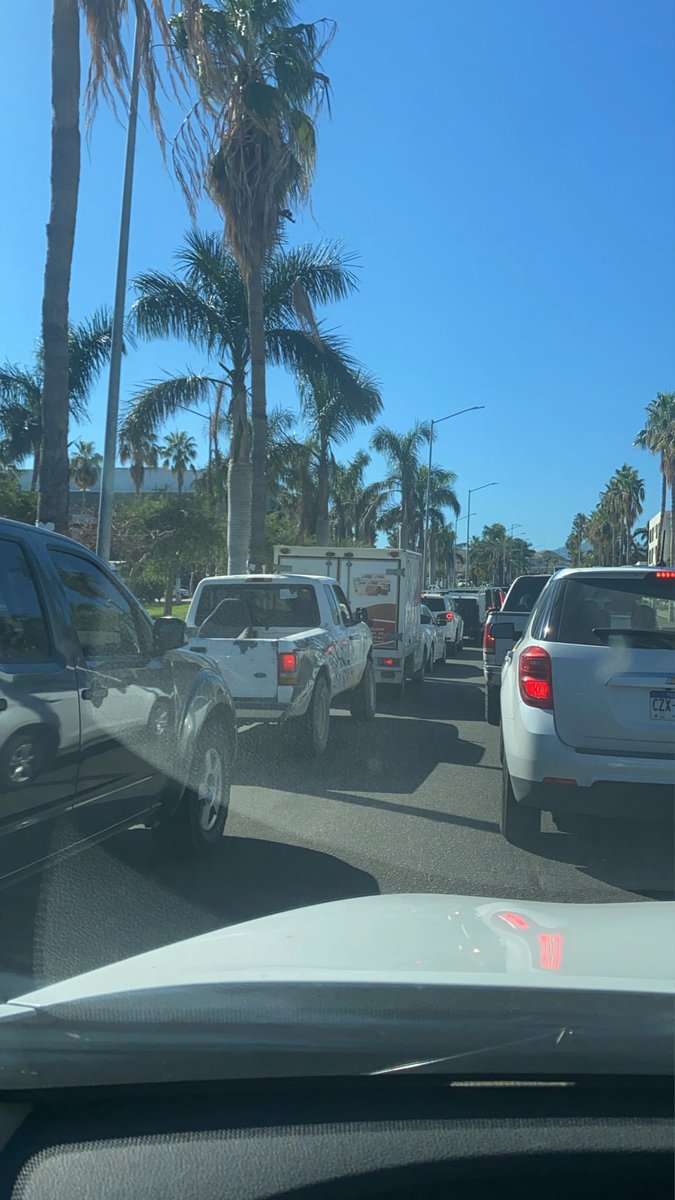 paulinaklein's tweet photo. Otra vez la carretera #transpeninsular de #SanJoseDelCabo a #CaboSanLucas en reparación de un carril. El tráfico afecta a todo el pueblo! No es posible que sólo haya una vía primaria de comunicación aquí. Urge hacer algo xq está todo parado otra vez 😩 https://t.co/ro2KpLpbkt