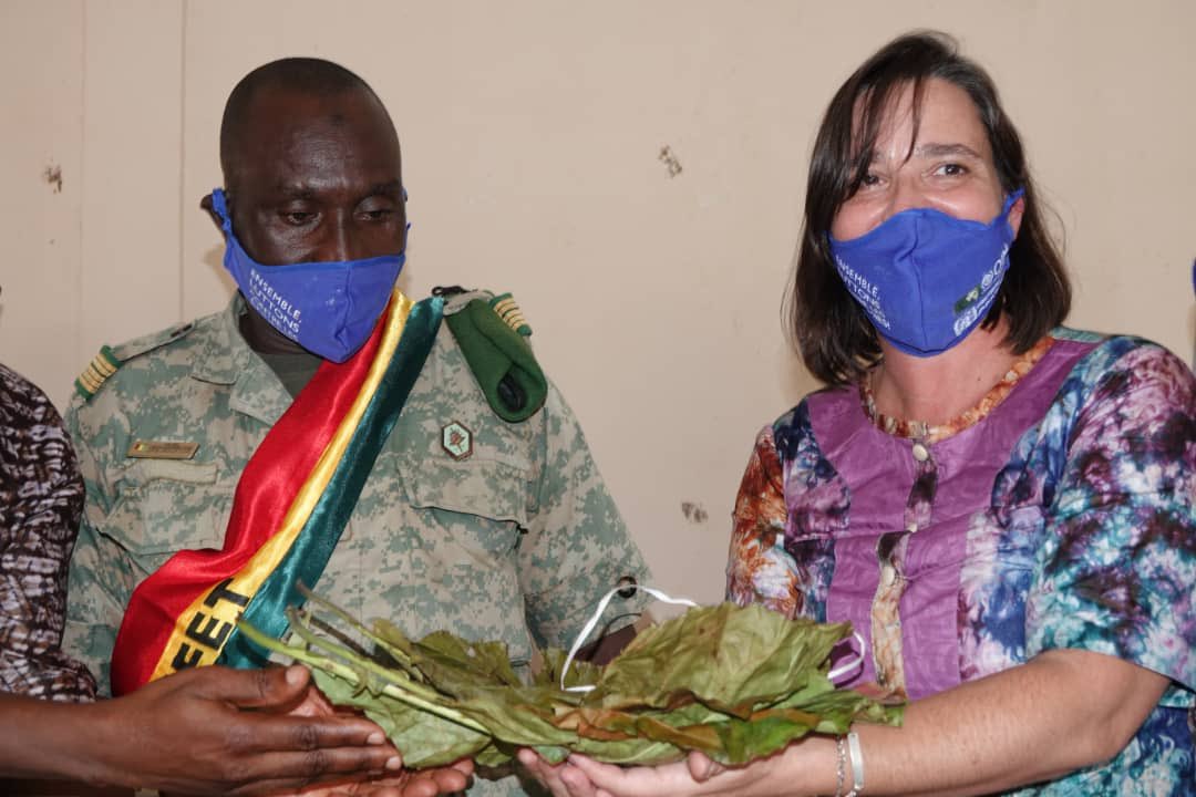 OIMGuinee's tweet photo. En présence du Préfet, le Maire de la  Commune Urbaine de Yomou  élève  la Cheffe de Mission de l'OIM au rang de "citoyen d'honneur'' en reconnaissance de l'appui de l'institution dans les domaines de la #Santé Publique, #Migration et Développement. https://t.co/vkaKRsZS2G