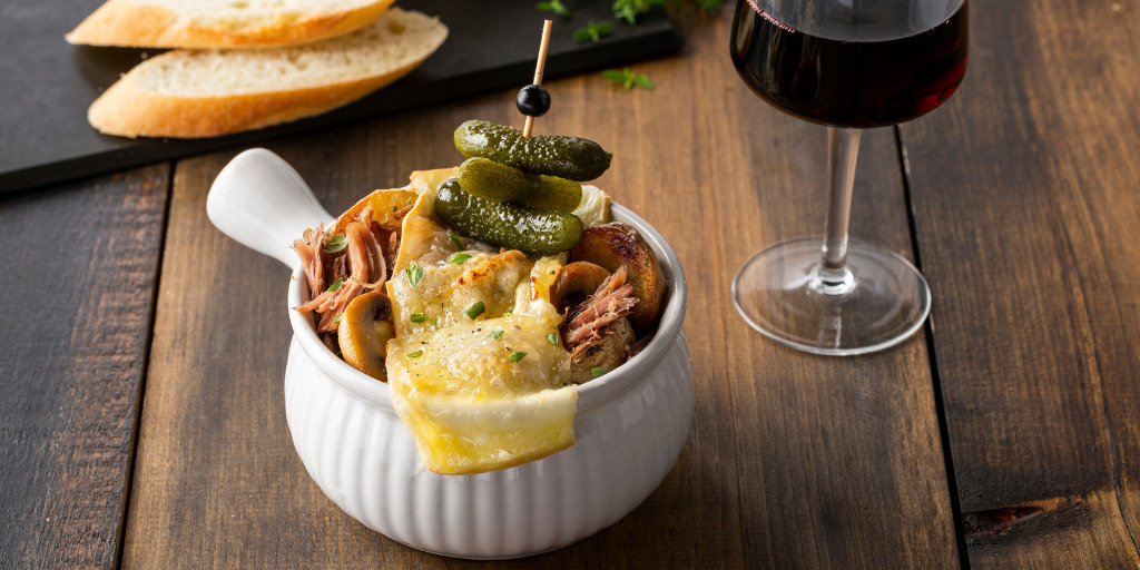 La saison des raclettes bat son plein! Pour l'occasion, nous avons décidé de réinventer ce mets décadent et d'en faire de petits bols de bonheur!  💛 Trouvez la recette complète >> bit.ly/3vUyaJZ