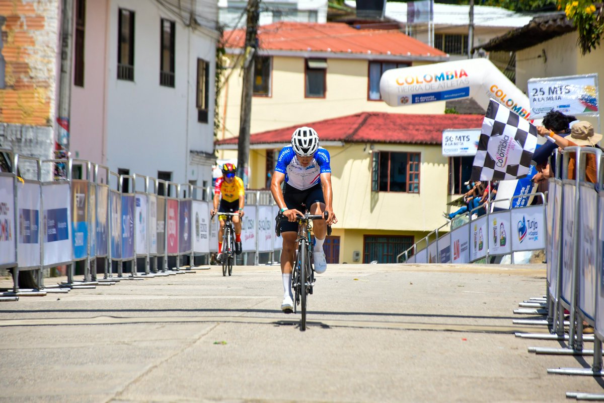 jciclistas's tweet photo. Día 1. #VPorvenir2021 Jornada difícil por las caídas y el ritmo de descensos, pero logramos salir airosos de este día. 
Continuamos con la mira en nuestro objetivo en esta importante prueba.
@Ramguiflex @PergaminoCafe @Thresholdexpert 
📸@ColCiclismo https://t.co/UBcZjru0T0