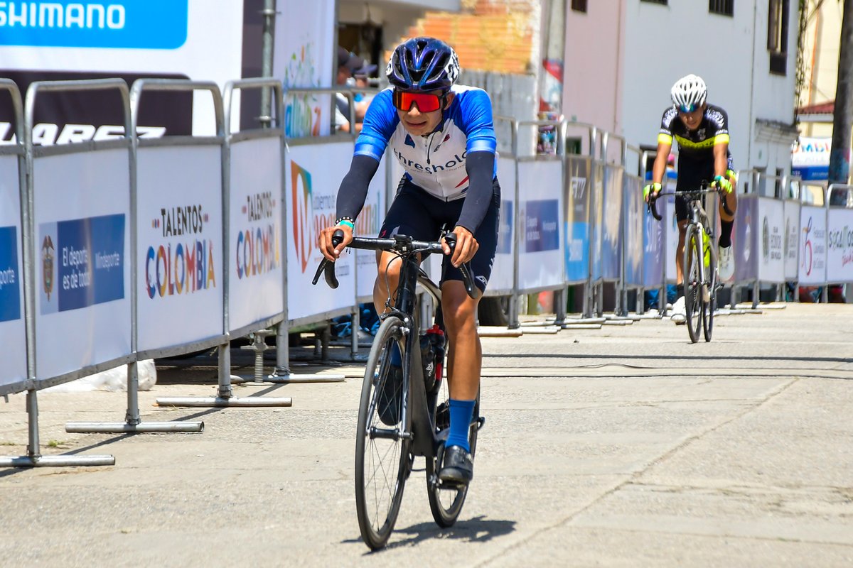 jciclistas's tweet photo. Día 1. #VPorvenir2021 Jornada difícil por las caídas y el ritmo de descensos, pero logramos salir airosos de este día. 
Continuamos con la mira en nuestro objetivo en esta importante prueba.
@Ramguiflex @PergaminoCafe @Thresholdexpert 
📸@ColCiclismo https://t.co/UBcZjru0T0