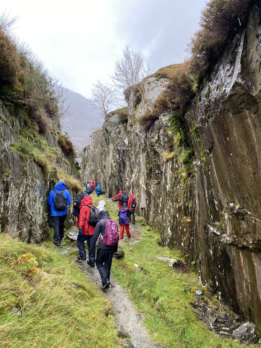 GeographyHchs's tweet photo. A Level Fieldwork Day 2! Today we walked up to Cwm Idwal to look at the spectacular post-glacial landscape. Students measured the orientation of the ice flow by looking at erratics, striations and roche moutonées!🧊 🧭 @HanleyCastle #snowdonia #fieldtrip #alevel #geography https://t.co/37eL0rnRSP